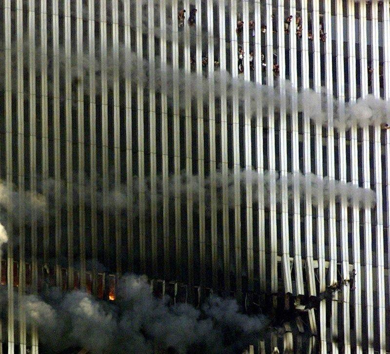 Через несколько минут Северная башня WTC рухнет.