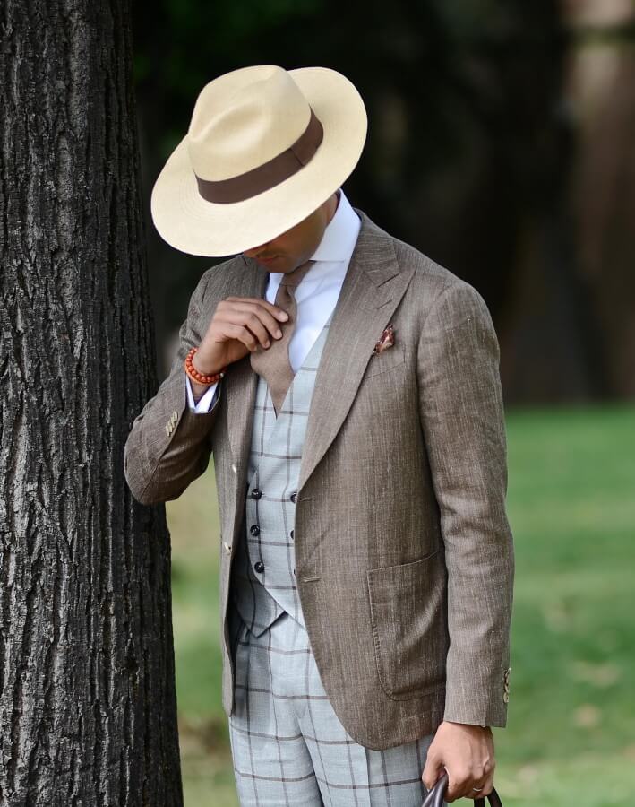 http://italia-ru.com/files/adjusting-the-tie-photo-by-guerre-for-mr-mag-709x900.jpg