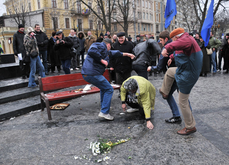 Львовские неофашисты избили бабушку, которая несла цветы к памятнику Ленину!