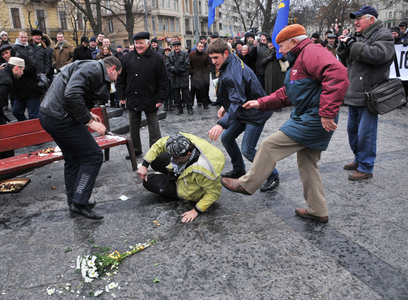 Львовские неофашисты избили бабушку, которая несла цветы к памятнику Ленину!