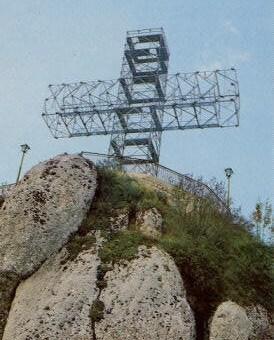 Металлический крест на вершине горы