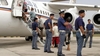 Высланные из Италии мигранты вернулись в приемный центр, потому что их самолет н
