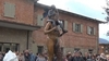 Неординарный фонтан, установленный в центре города Вергато, не дает покоя полити