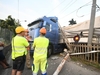 В провинции Варезе фура столкнулась с поездом на железнодорожном переезде