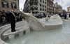 Знаменитый римский фонтан "Лодочка" вновь сияет