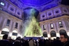 Милан: в галерее Витторио Эмануэле зажглась рождественская ель, украшенная 
