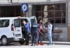 Французская полиция высаживает нелегалов у границы с Италией