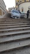 Итальянец за рулем авто попытался спуститься по Испанской лестнице в самом центр
