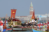 В Венеции состоялся красочный ритуал "Брака с морем"