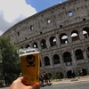 В Риме два американца взобрались на Колизей, чтобы выпить пива