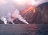 Стромболи: внезапные взрывы и огненные лапилли из кратера вулкана, туристы от ст