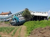 В Италии пассажирский поезд сошел с рельсов при столкновении с литовской фурой