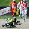 Известный итальянский мотогонщик Валентино Росси получил серьезную травму ноги, 