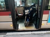 В Риме водитель автобуса высадил пассажиров, чтобы загрузить свой мотороллер в с