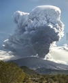 Этна снова просыпается и рождает новое извержение с впечатляющим столбом дыма и 