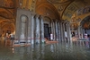 Венеция, ущерб, нанесенный наводнениями базилике Сан-Марко, оценен в около 4 мил