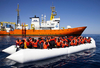 "Aquarius": итальянские военные корабли доставят мигрантов в Испанию 
