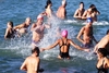 У побережья Пизы состоялся заплыв любителей зимнего плавания