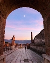 В Помпеях американский турист споткнувшись столкнул с постамента древнюю колонну