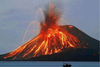 После последнего извержения вулкана остров Стромболи осадили туристы