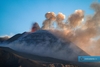 Этна, новое извержение: фонтан лавы и пепла из юго-восточного кратера 