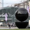 Скульптура "отца" итальянской рекламы украсила центр Турина