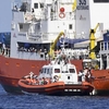 Одиссея "Aquarius": корабль с мигрантами сменил курс и направляется к Сардинии Одиссея "Aquarius": корабль с мигрантами сменил курс и направляется к Сардинии