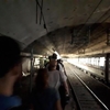 Хаос в римском метро: пассажиры вынуждены идти пешком по тоннелю из-за аварии