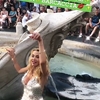 Итальянская актриса Валерия Марини искупалась в фонтане Баркачча
