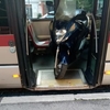 В Риме водитель автобуса высадил пассажиров, чтобы загрузить свой мотороллер в с