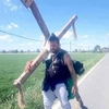 Итальянец с крестом на плечах пешком идет в Рим