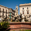 В Сиракузе двое пьяных английских туристов повредили фонтан Дианы