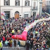 По Витербо провезли самый длинный (и тяжелый) чулок Бефаны в мире