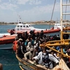 Итальянская береговая охрана спасла 300 иммигрантов, но около 100 погибли в пути