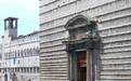 perugia_cattedrale_di_san_lorenzo_e_sullo_sfondo_palazzo_dei_priori.jpg