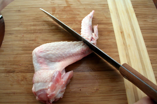 Как приготовить запеченные куриные крылышки в духовке в домашних условиях, пошагово?