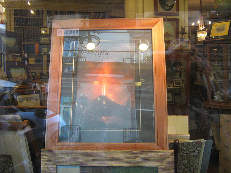 Неаполь. Витрина магазина по продаже книг и картин.