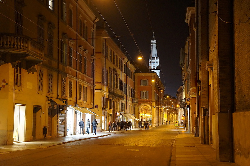 Гирляндина (80-метровая колокольня) - символ Модена.