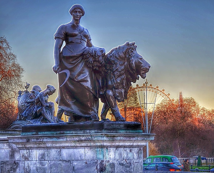 Лондон. Дама со львом. Вид спереди)))