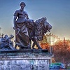 Лондон. Дама со львом. Вид спереди)))