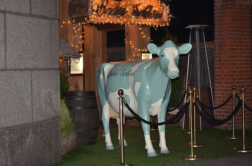 Бирюзовая корова разгуливает по улицам Лондона.