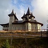 Новая церковь в карпатских горах.
