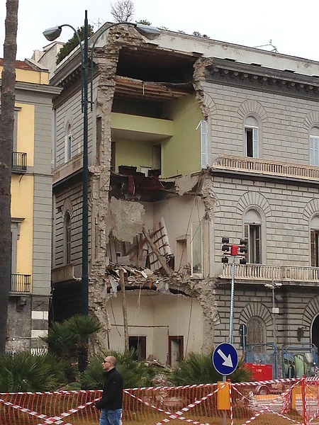 2013 год..обвалившееся здание..Мерджелина Неаполь