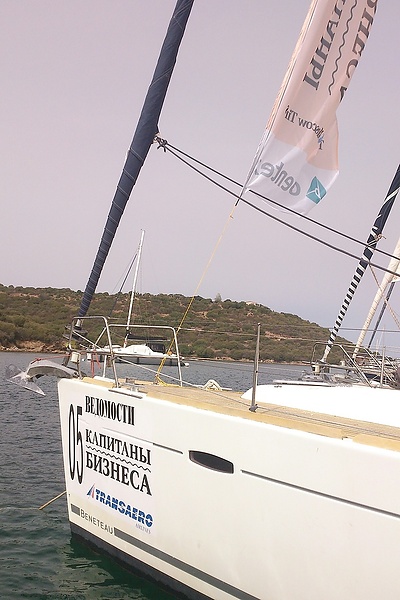 Сегодня в нашем порту: Захватывающая гонка у берегов Сардинии в честь 15-летия газеты «Ведомости»