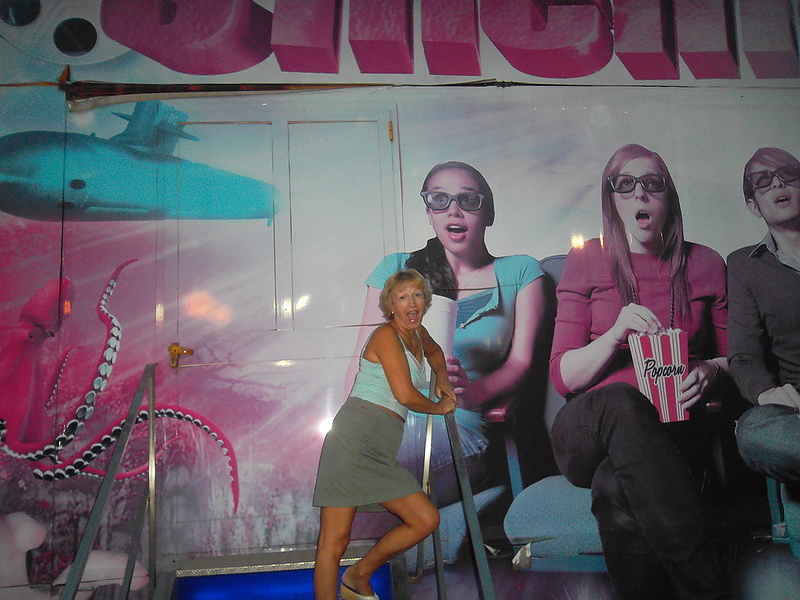 Картина на стене кинотеатра.