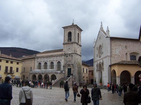 http://www.italia-ru.it/files/piazza.jpg