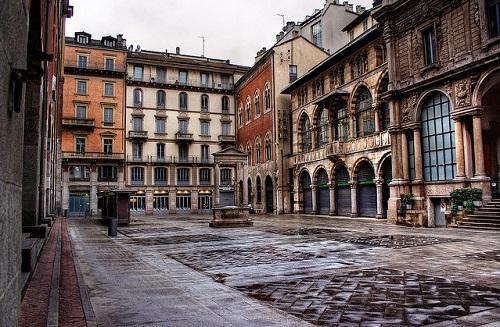 http://italia-ru.com/files/piazza_dei_mercanti.jpg