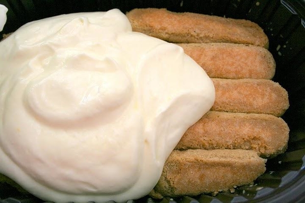Десерт тирамису с савоярди, маскарпоне и сливками