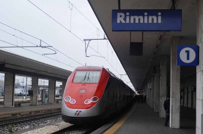 Высокоскоростной поезд Frecciarossa прибыл из Милана в Римини