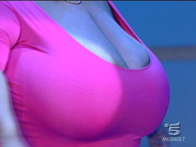У кого самая большая женская грудь в мире?